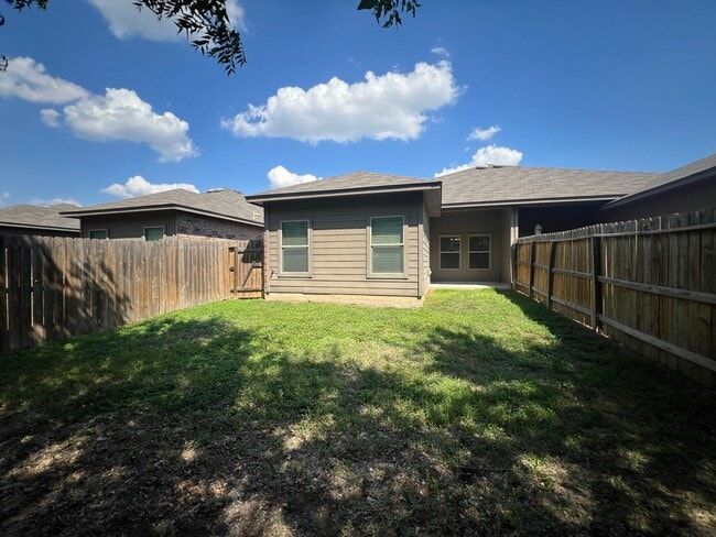 Building Photo - Less than 1 Mile to Gruene / Fridge Included/ Gas Cooking / Covered Patio / CISD