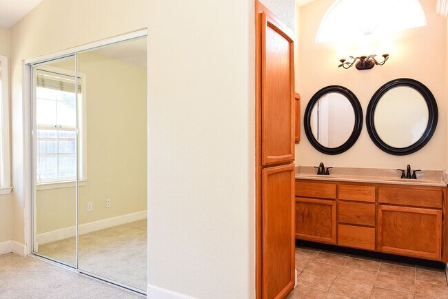 Building Photo - 485 Deer Creek Dr