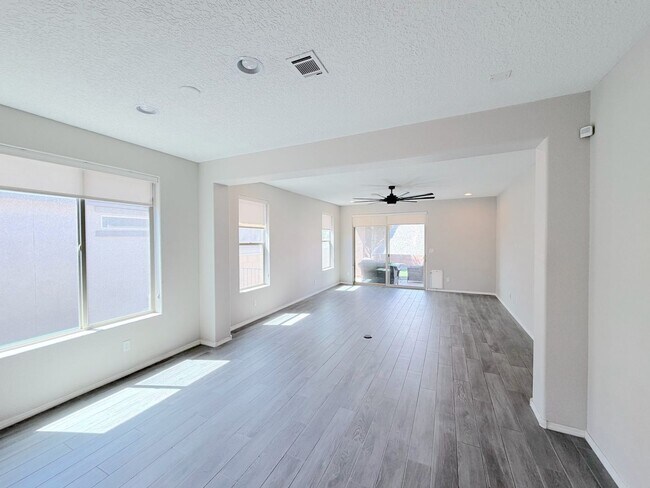 Building Photo - Modern 3 Bedroom Los Lunas Home with Refrigerated Air. Near I-25!