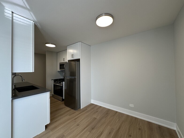 Building Photo - 535 W Aldine Ave