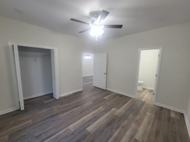 Building Photo - 2122 Circular Dr