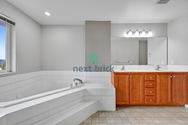 Building Photo - "Spacious 3-Bedroom Retreat with 3.5 Baths in Issaquah - 1,707 Sq. Ft. of Comfort!"