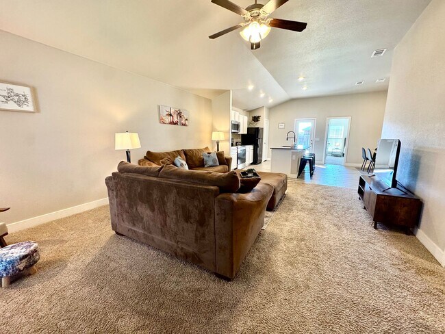 Building Photo - Furnished Rental 3 bed 2 bath Minimum of 30-day stay