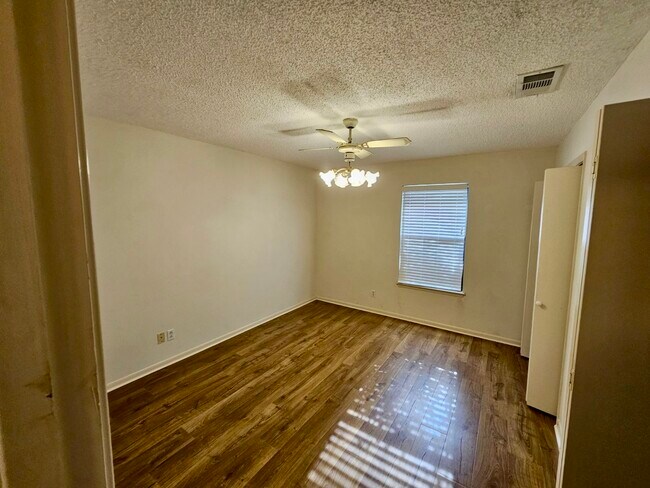 Bedroom #1 - 500 Hi Cir W