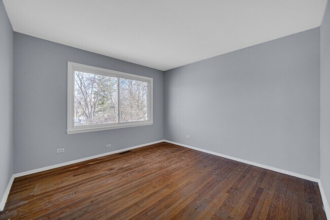 Building Photo - Spacious 4-Bedroom Split-Level in University Park