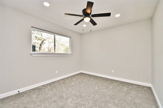 Building Photo - 2035 Round Spring Dr