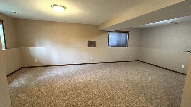 Building Photo - Beautiful and Spacious 4 Bedroom 3 Bath Av...