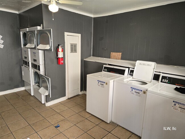 Building Photo - 830 Victoria Dr