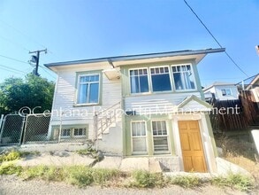 Building Photo - Quaint 2-bedroom cottage located in uptown...