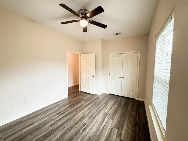 Building Photo - 1408 N De Leon St