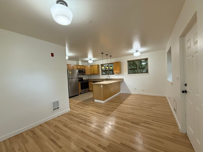 Building Photo - 3304 Claremont Ave S