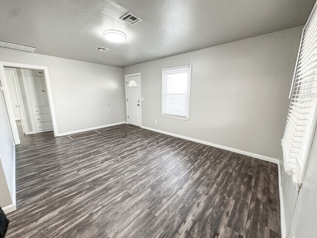 Building Photo - Updated 2bed/1bath in the heart of Midwest City