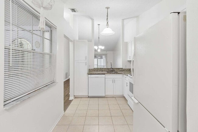 Building Photo - This 3/2 Beautiful Villa-Style Condo on Desirable Coverplace Community of Palm Harbor!