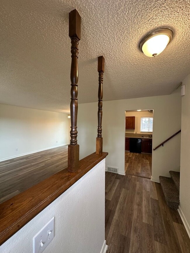 Building Photo - Fantastic 4 bdrm home avail NOW