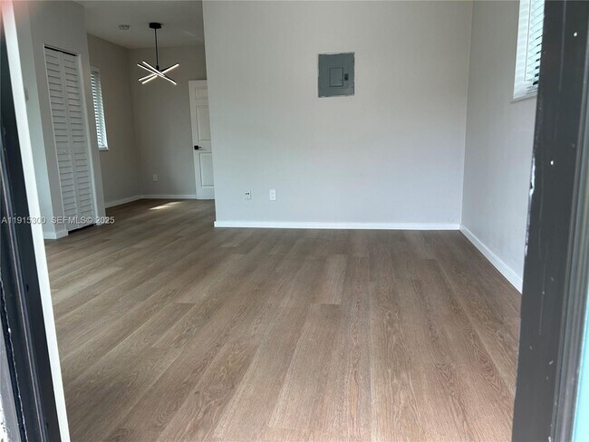 Building Photo - 1280 NE 105th St