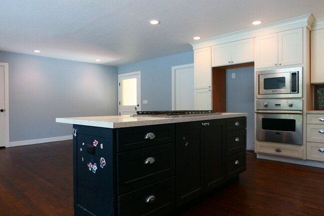 Building Photo - 4 bedroom 2 bath! Forced air, hardwood flo...