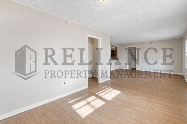 Building Photo - 220 E 44th St S