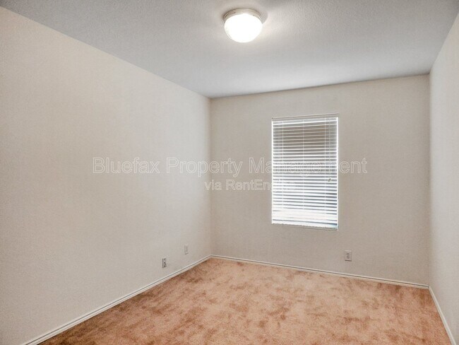 Building Photo - 211 Quince Flower
