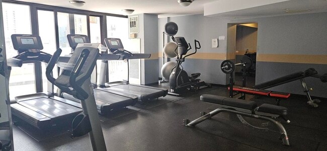 Building Photo - 33 W Delaware Pl