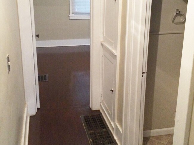 Building Photo - Charming 2 bedroom 1 bath