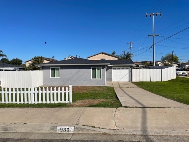 Building Photo - Lovely 1 story, fully remodeled house