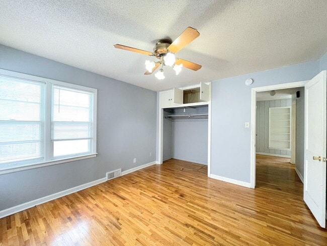 Building Photo - Spacious 2 bedroom home