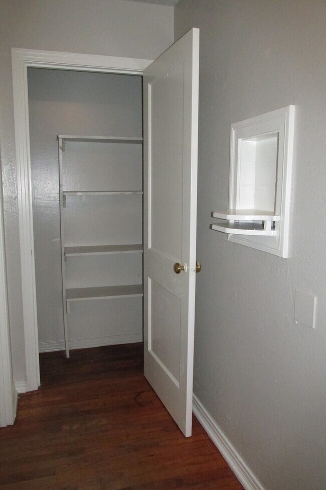 Building Photo - 2/1 with bonus room in Cherrywood Available August!