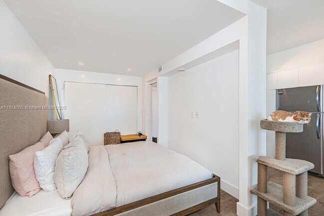 Building Photo - 2301 Collins Ave