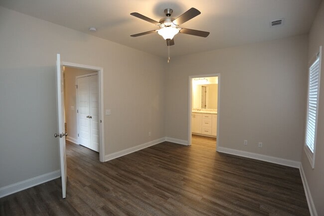 Building Photo - 4 Bedroom Brick House Available TODAY!