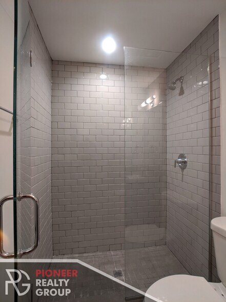 Building Photo - 2207 W Eastwood Ave