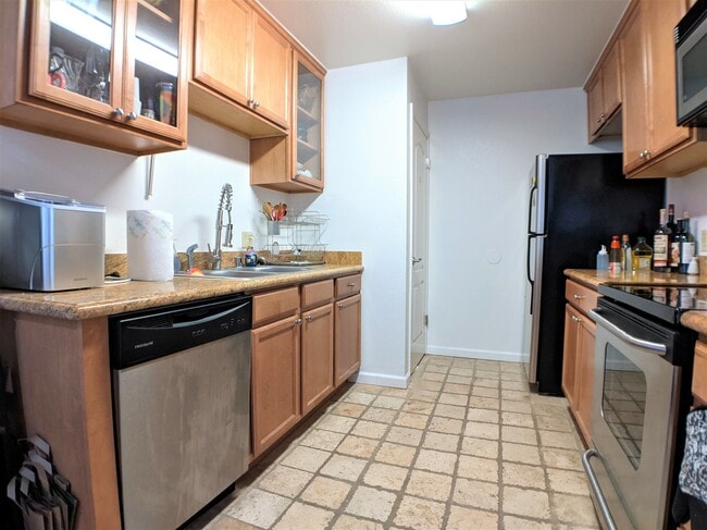 Building Photo - 2250 Monroe St