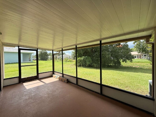 Building Photo - Cozy 2 bedroom duplex with screened patio
