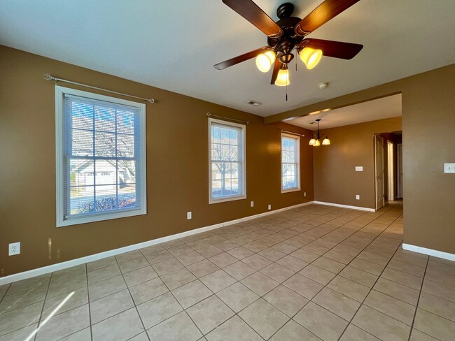 Building Photo - 3-Bed, 3-Full Bath, End Unit, 1-Car Garage!