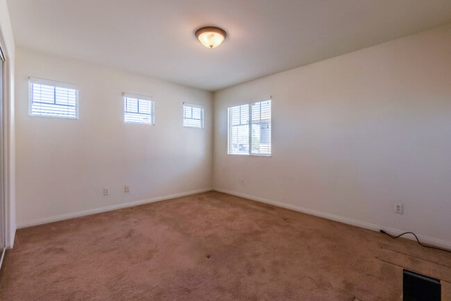 Building Photo - SIngle Family House for Rent in a quiet co...