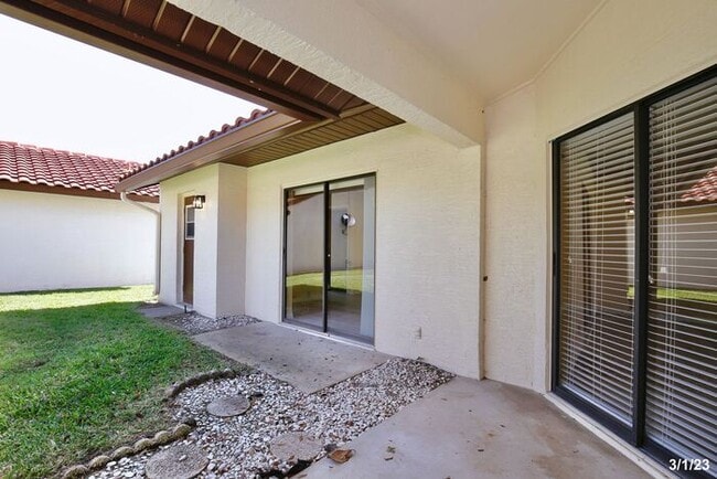 Building Photo - Gorgeous 2/2 Spacious Home with a Large Ba...