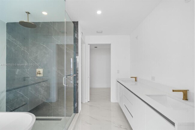 Building Photo - 700 NE 24th St