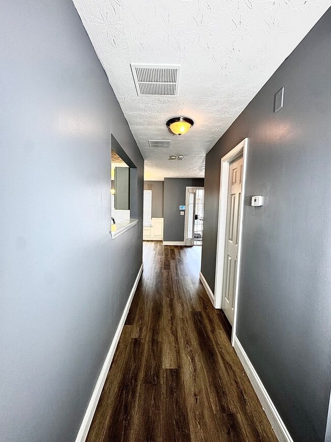 Building Photo - Spacious and cozy 3BR/2.5 bath townhome in...