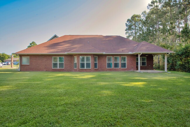 Building Photo - Stunning Craftsman Home by the Golf Course