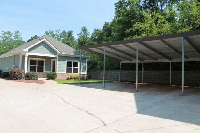 Building Photo - Two Bedroom Near Downtown Available!