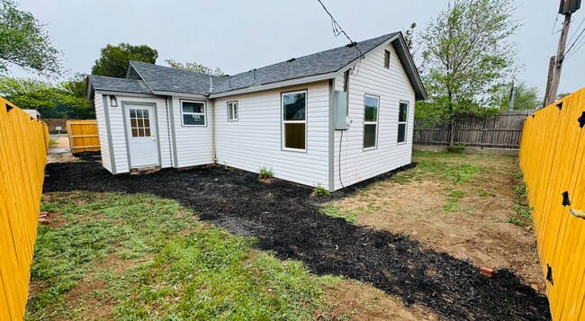 Building Photo - 807 N Lincoln St