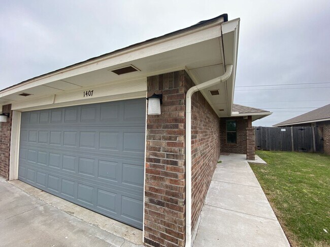 Building Photo - 3 Bed 2 Bath Duplex in Moore Schools!