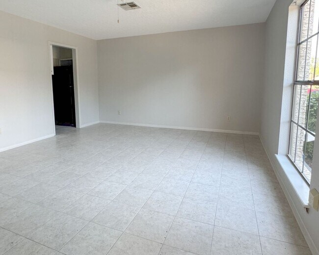Building Photo - Comfortable 3BR/2BA Home in a Prime Location Near Forest Hills