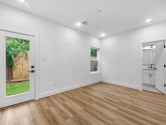 Building Photo - 4802 Elysian St