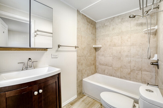 Building Photo - 626 N Hough St