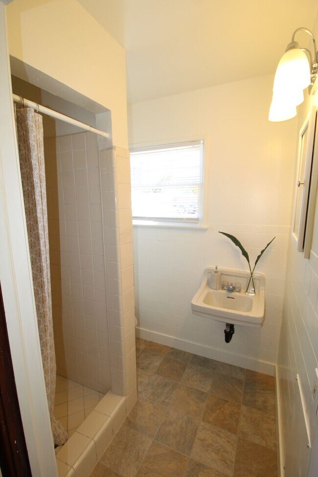 Building Photo - Charming Midtown Ventura Home- 3 Bedroom + 1.75 Bath