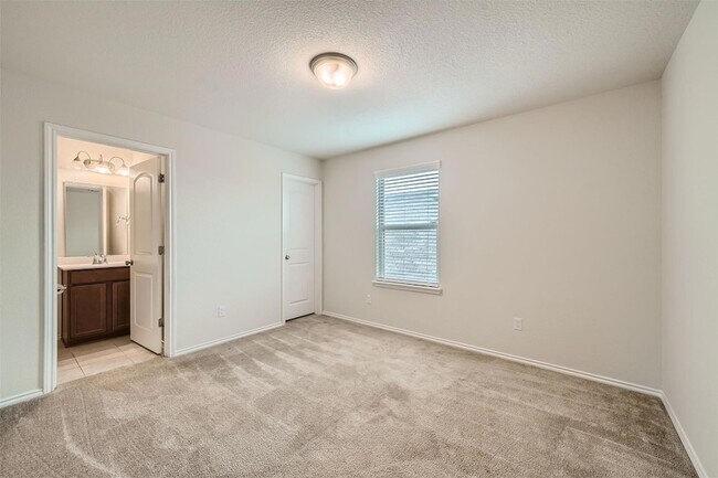 Building Photo - 303 Duroc Dr