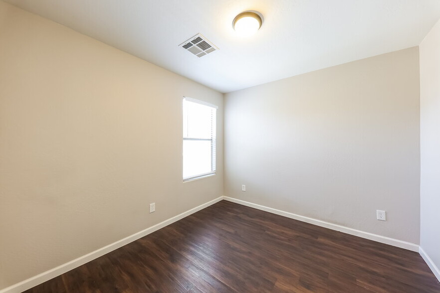 Building Photo - 10958 W Pierson St