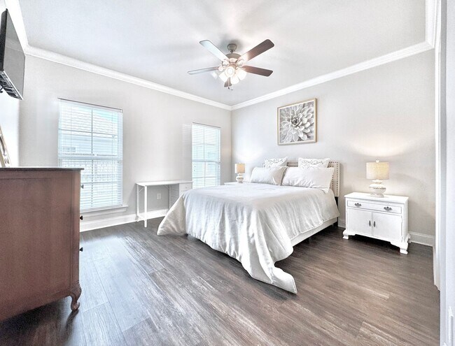 Building Photo - Elegant Townhouse in StoneLake Village – Stylish 3BR/2BA with Garage & Patio