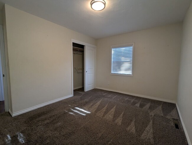 Building Photo - Fabulous 4 Bedroom 2 Bath House with Big F...