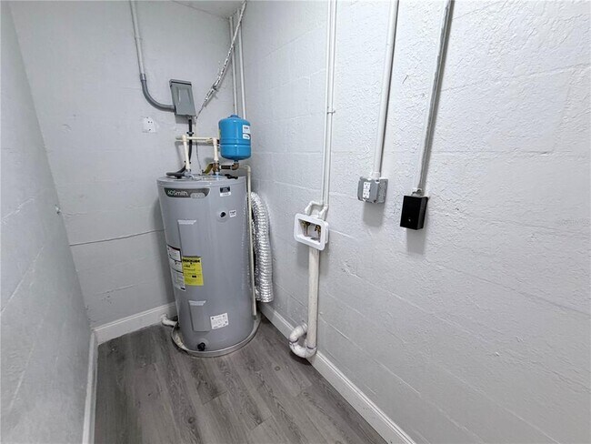 Building Photo - 1717 Bush Ave